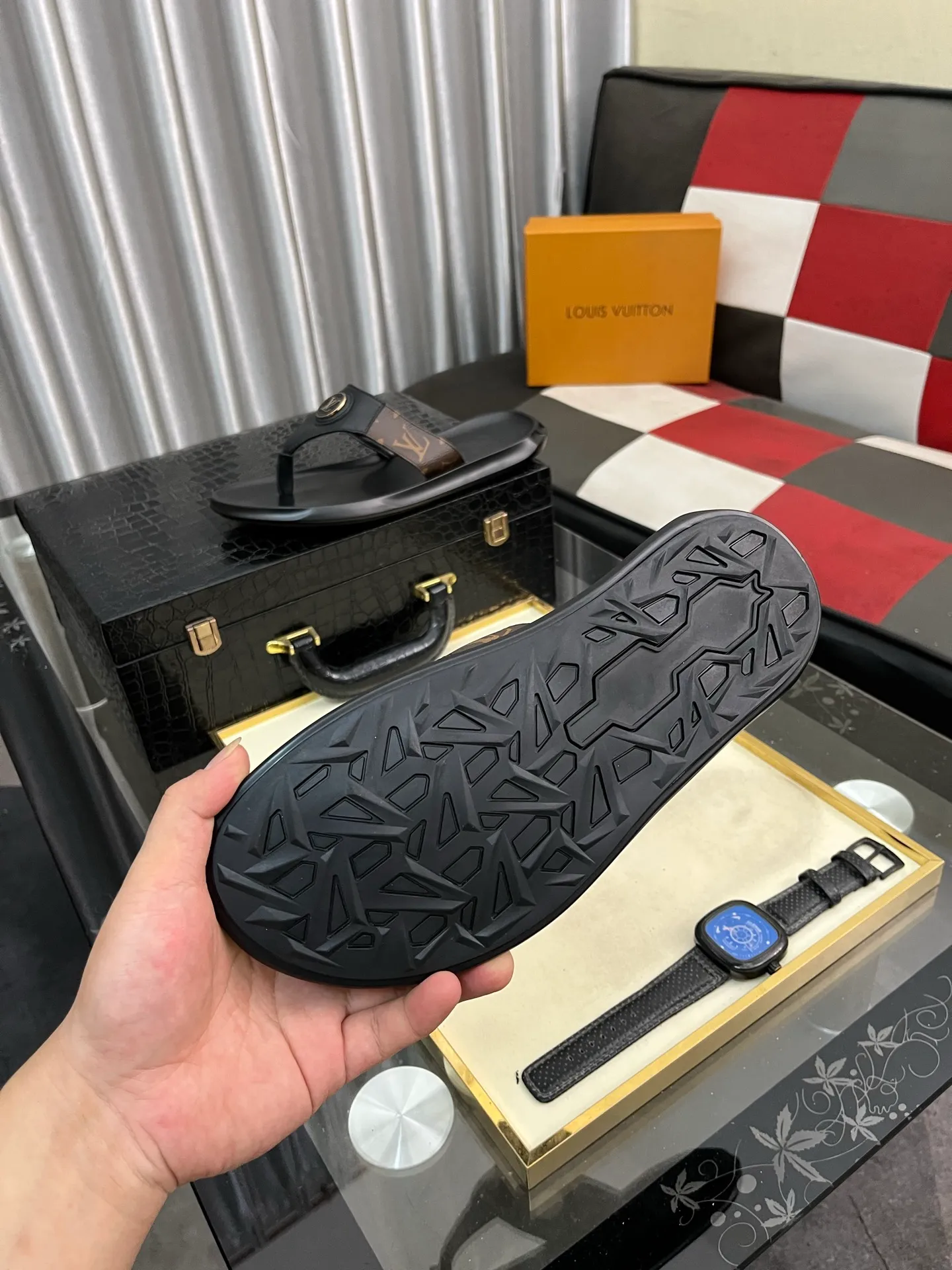Men's shoes 💰260⌚️⌚️lv-Louis Vuitton) new men's sandals, high-end boutique, exquisite embossed logo decoration on the upper, fine workmanship, super soft soles, casual, loose and comfortable, a must-have in summer! \nsize: 38-443️⃣Colors available